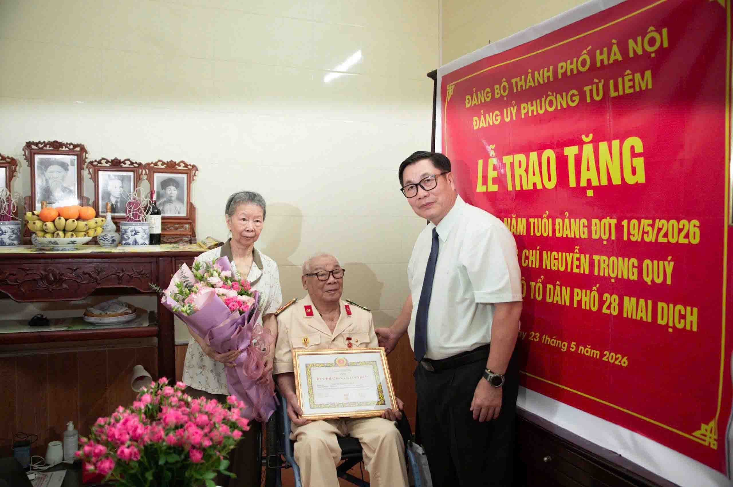 Từ một Huy hiệu 80 năm Tuổi Đảng - nghĩ về văn hóa tri ân và minh bạch trong ứng xử công vụ (Kỳ 1)